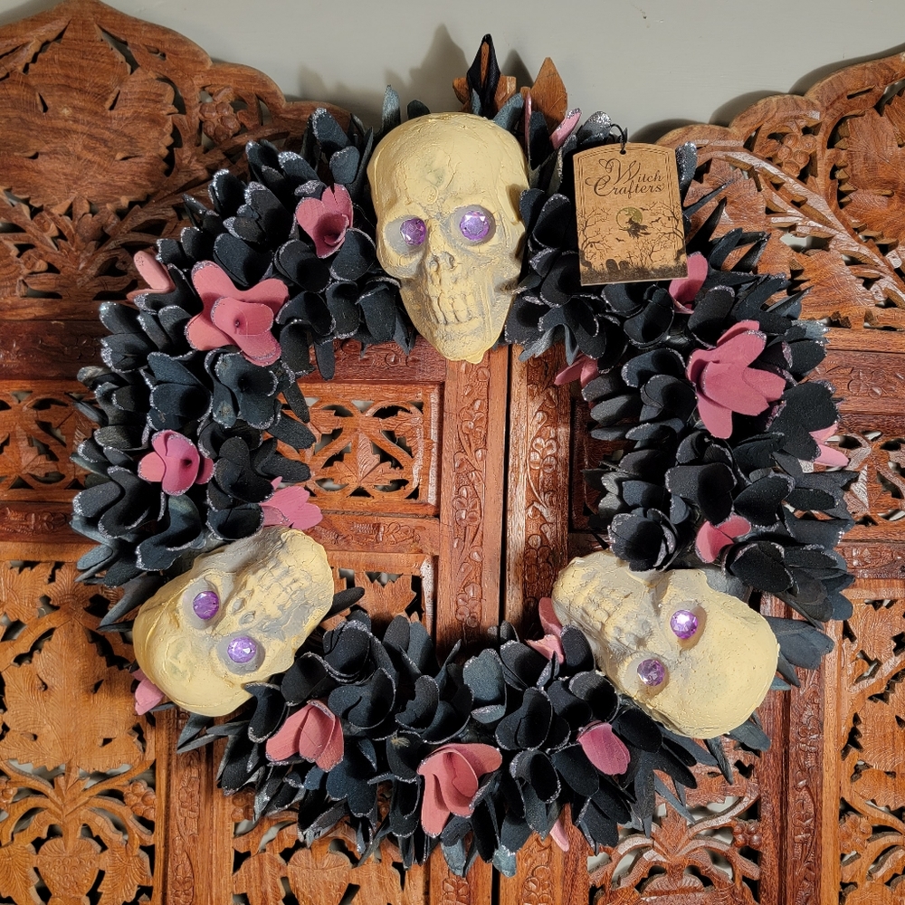 NWT Skull and Wood Flower Halloween Spooky Season Wreath